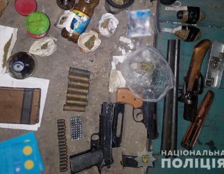 У жителя Кіровоградщини знайшли вдома зброю, боєприпаси та наркотики
