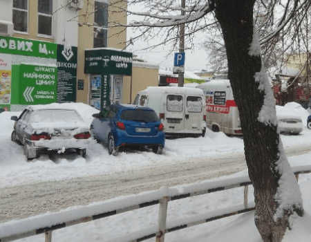 У центрі Кропивницького хочуть обмежити паркування на узбіччях взимку