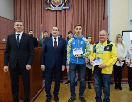 У Кропивницькому іменними стипендіями відзначили двадцять кращих спортсменів та їхніх тренерів