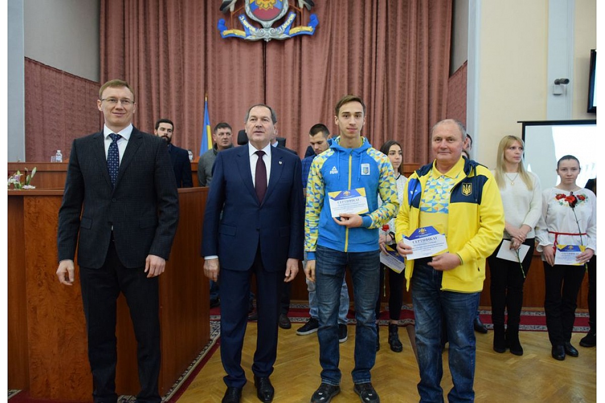 У Кропивницькому іменними стипендіями відзначили двадцять кращих спортсменів та їхніх тренерів