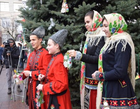 Школярі Кропивницького прикрасили ялинки на площі перед міськрадою