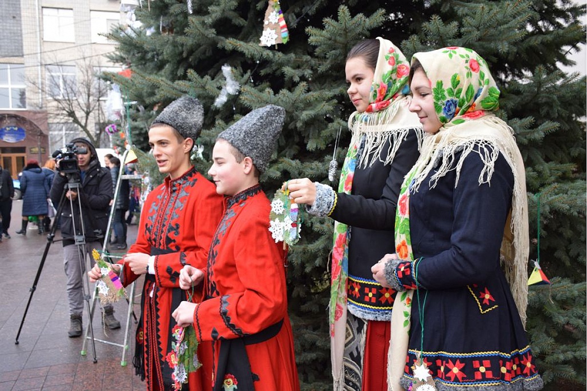 Школярі Кропивницького прикрасили ялинки на площі перед міськрадою
