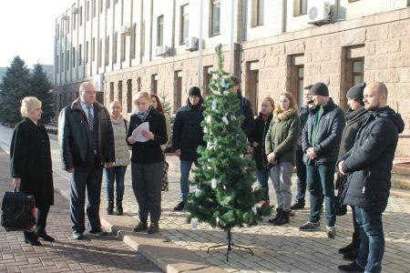 У Кропивницькому відбулась акція “Чорна ялинка: ВІЛ-позитивним пацієнтам не до свят”. ФОТО