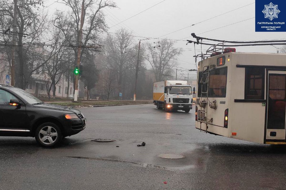 У Кропивницькому контактна частина &#8220;струмоприймача&#8221; тролейбуса впала на &#8220;Volkswagen&#8221;. ФОТО