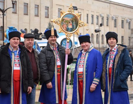 У центрі Кропивницького співають і віншують. ФОТО