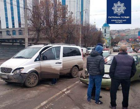 У центрі Кропивницького зіткнулися 3 авто
