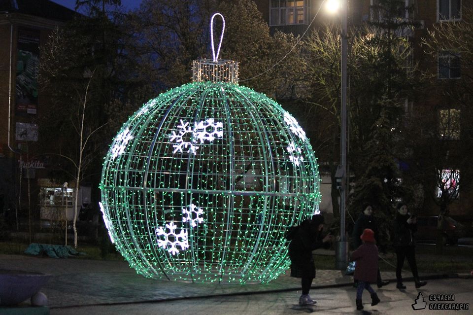 В Олександрії біля новорічної ялинки встановили світлові кулі. ФОТО