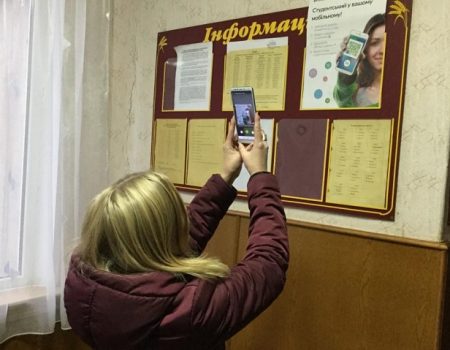Студенти Олександрійського коледжу їздять у громадському транспорті за квитком у смартфоні