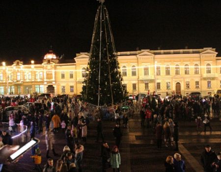 Відкриття міської ялинки в Кропивницькому: свято на площі, затор – на дорозі. ФОТО