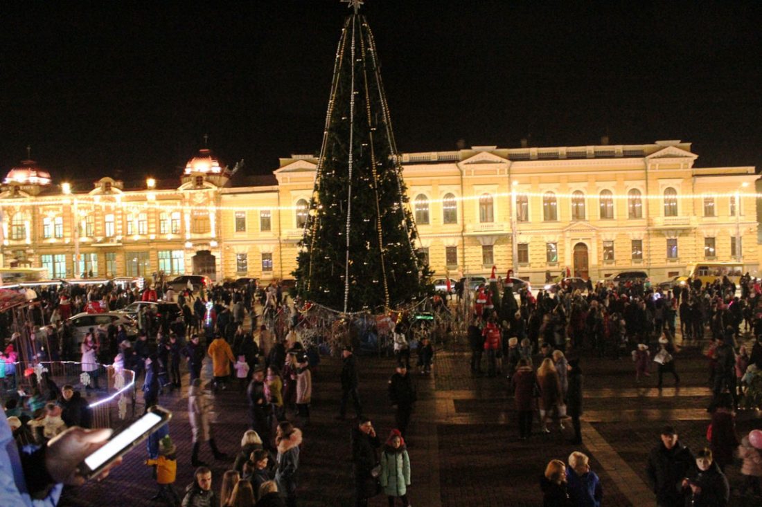 Відкриття міської ялинки в Кропивницькому: свято на площі, затор &#8211; на дорозі. ФОТО