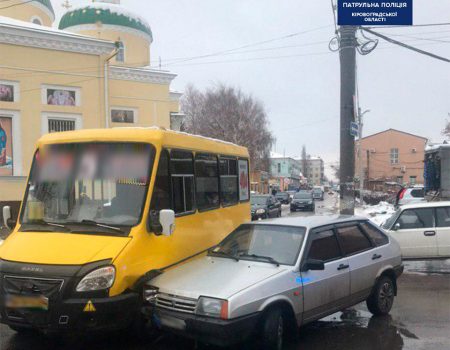 У Кропивницькому зіткнулися маршрутка та легковик. ФОТО