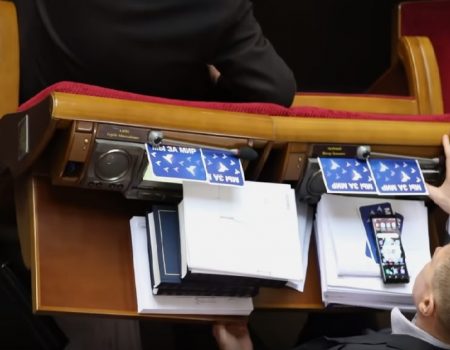 Колишній очільник Кіровоградщини Сергій Ларін придумав ноу-хау для голосування в парламенті. ВІДЕО