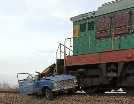 Дві ДТП на Кіровоградщині: ВАЗ зіткнувся з локомотивом, автобус – із легковиком. ФОТО