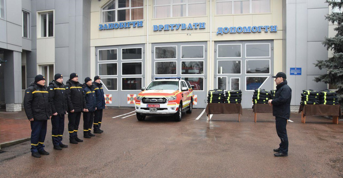 Рятувальники Кіровоградщини отримали автомобіль та сучасний бойовий одяг