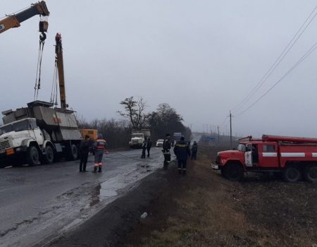 На Кіровогращині перекинулася вантажівка. ФОТО