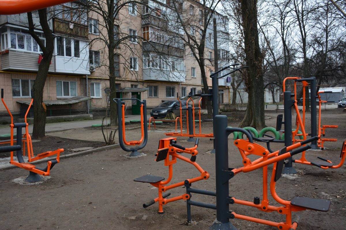 У Кропивницькому завершують встановлювати вуличні тренажери, придбані за кошти Держбюджету. ФОТО