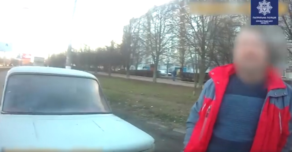 У Кропивницькому п'яний водій пропонував патрульним хабар. ВІДЕО