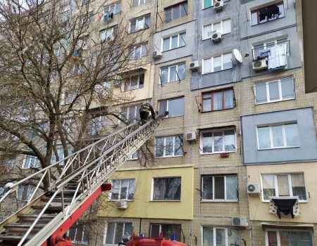 У Кропивницькому рятувальники відкрили квартиру, в якій зачинилась дитина. ФОТО