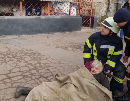 Пожежа в Кропивницькому: врятували немічну бабусю. ФОТО