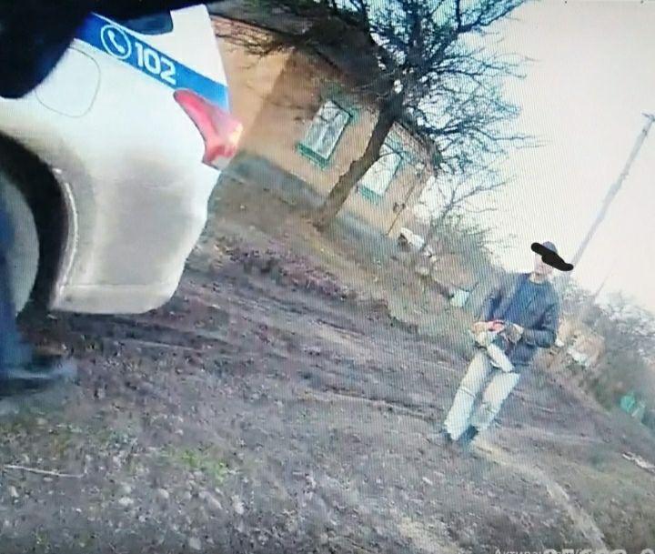 У Новомиргороді чоловік в&#8217;їхав у паркан і хотів бензопилою перерізати своє авто
