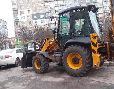 У Кропивницькому забудовник за підтримки тітушок намагався розрити комунікації. ВІДЕО