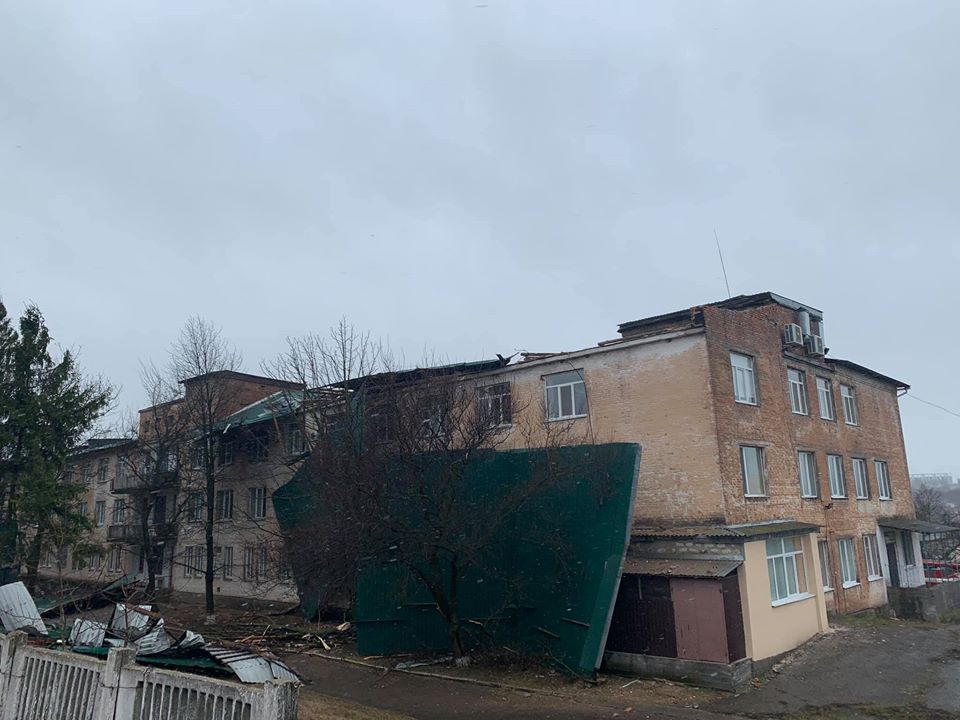 У Голованівську заявили, що покрівлю лікарні, яку знесло вітром, реконструювали з порушеннями