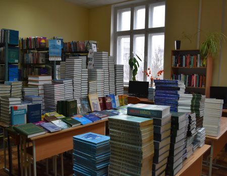 Бібліотека медвишу в Кропивницькому отримала у подарунок 1000 підручників