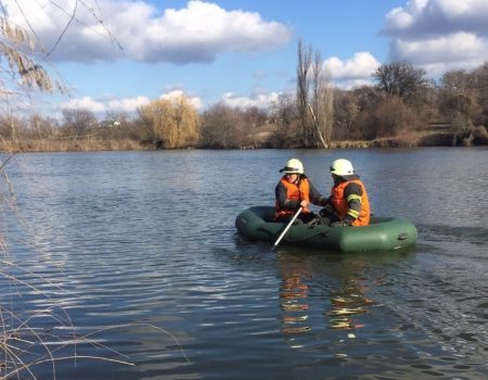 На Кіровоградщині з водойми дістали тіло жінки