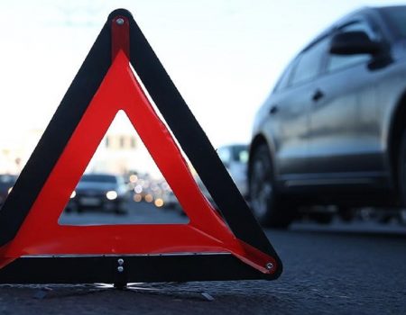 На Кіровоградщині зіткнувся автомобіль з електроопорою, є травмовані