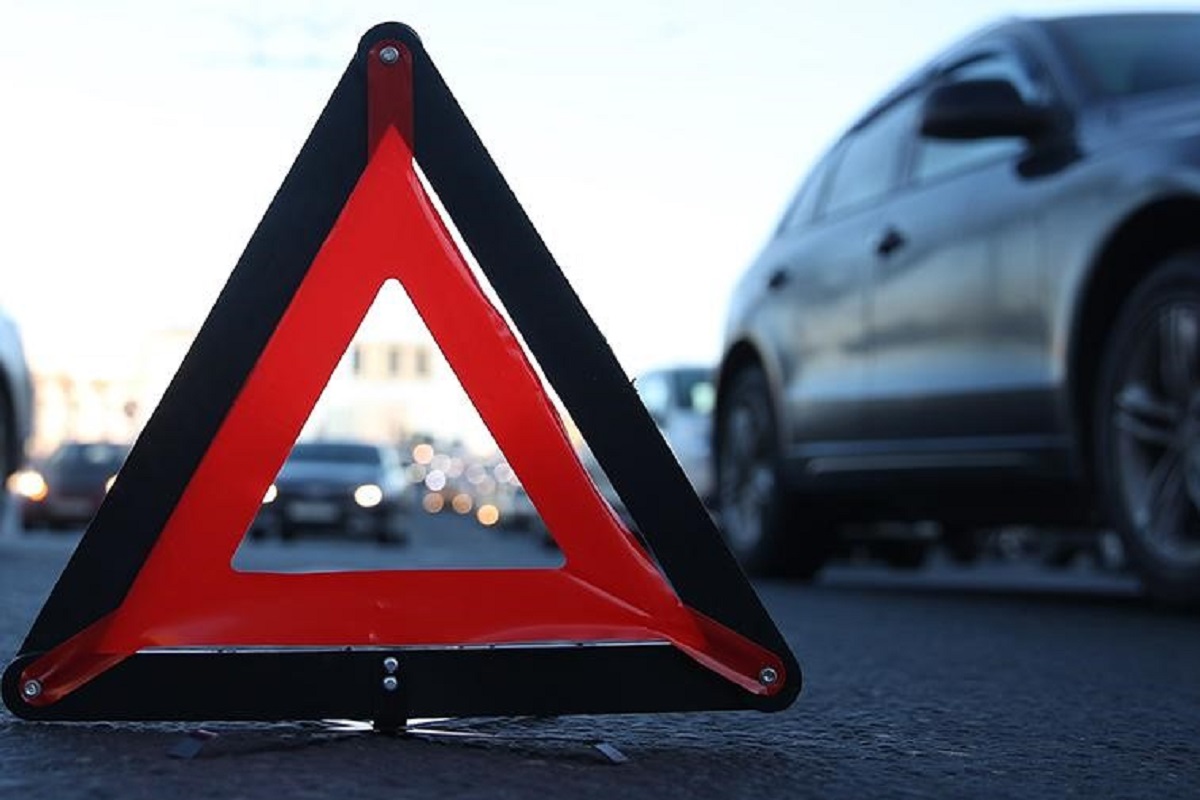 На Кіровоградщині зіткнувся автомобіль з електроопорою, є травмовані