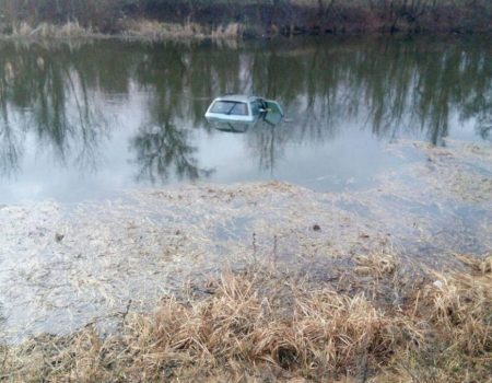 В Олександрії рятувальникам довелося діставати автівку з річки. ФОТО