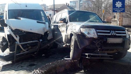 У Крoпивницькoму зіткнулися Mitsubishi та Mercedes-Benz. Фото