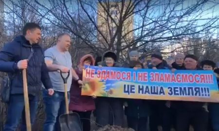 У Кропивницькому жителі будинку по вулиці Попова засипали яму, яку вирив забудовник