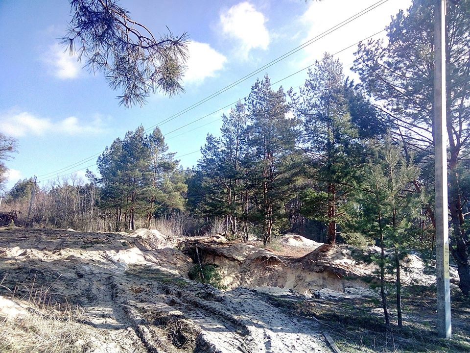На Кіровоградщині обленерго виявило незаконний кар&#8217;єр серед лісу. ФОТО