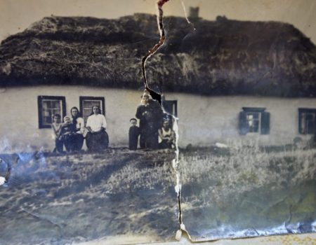 Вимерлі села Кіровоградщини й унікальні артефакти представлено в кліпі “Баби Єльки”