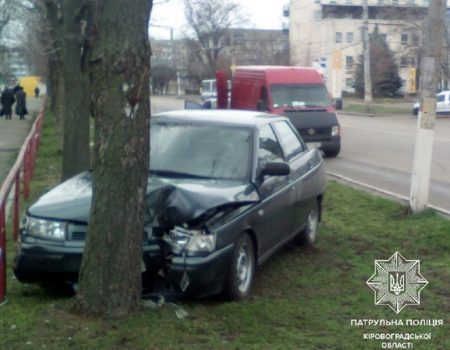 У Кропивницькому «ВАЗ» після зіткнення з «Chevrolet» в’їхав у дерево. ФОТО