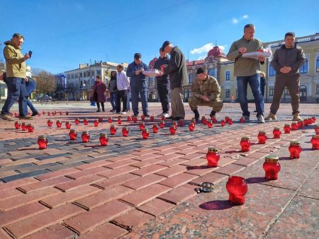 204 свічки поставили в Кропивницькому в пам’ять про полеглих добровольців. ФОТО