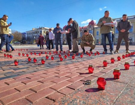 204 свічки поставили в Кропивницькому в пам’ять про полеглих добровольців. ФОТО
