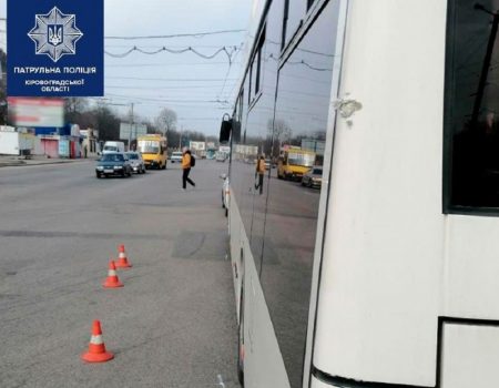 У Кропивницькому вантажівка зіткнулася з тролейбусом