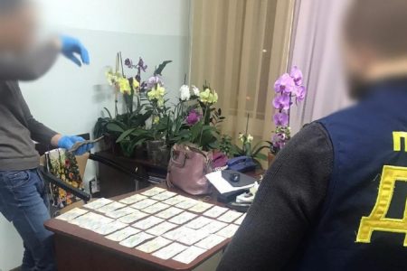 На Кіровоградщині викрили посадовців одного з управлінь, які вимагали від медпрацівників “відкат”