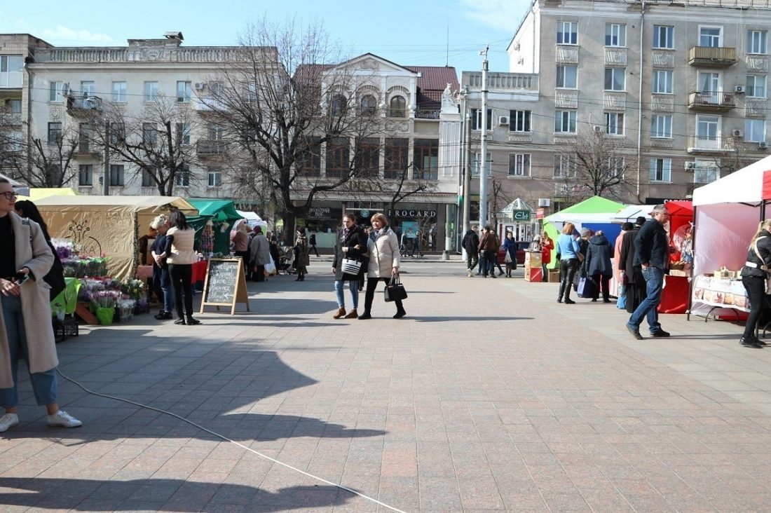 У Кропивницькому на честь свята знову торгували продуктами біля дороги