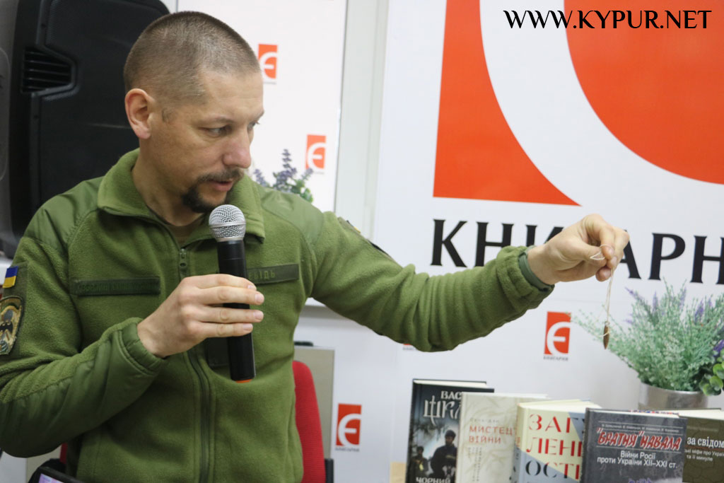 Книга, як зброя: у Кропивницькому стартував проєкт з продажу книг про війну. ФОТО 2