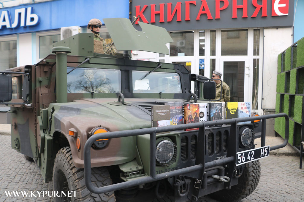 Книга, як зброя: у Кропивницькому стартував проєкт з продажу книг про війну. ФОТО 4