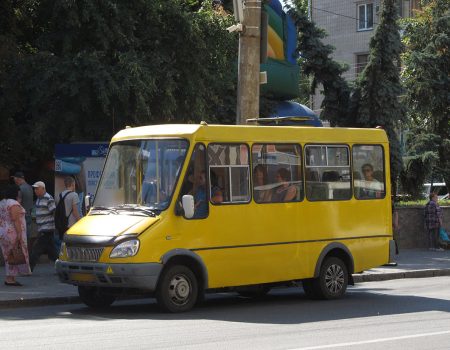 Водій без відповідної категорії на керування возив пасажирів у Світловодську. ВІДЕО