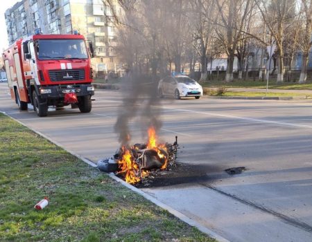 В Олександрії серед вулиці горів мотоцикл. ФОТО