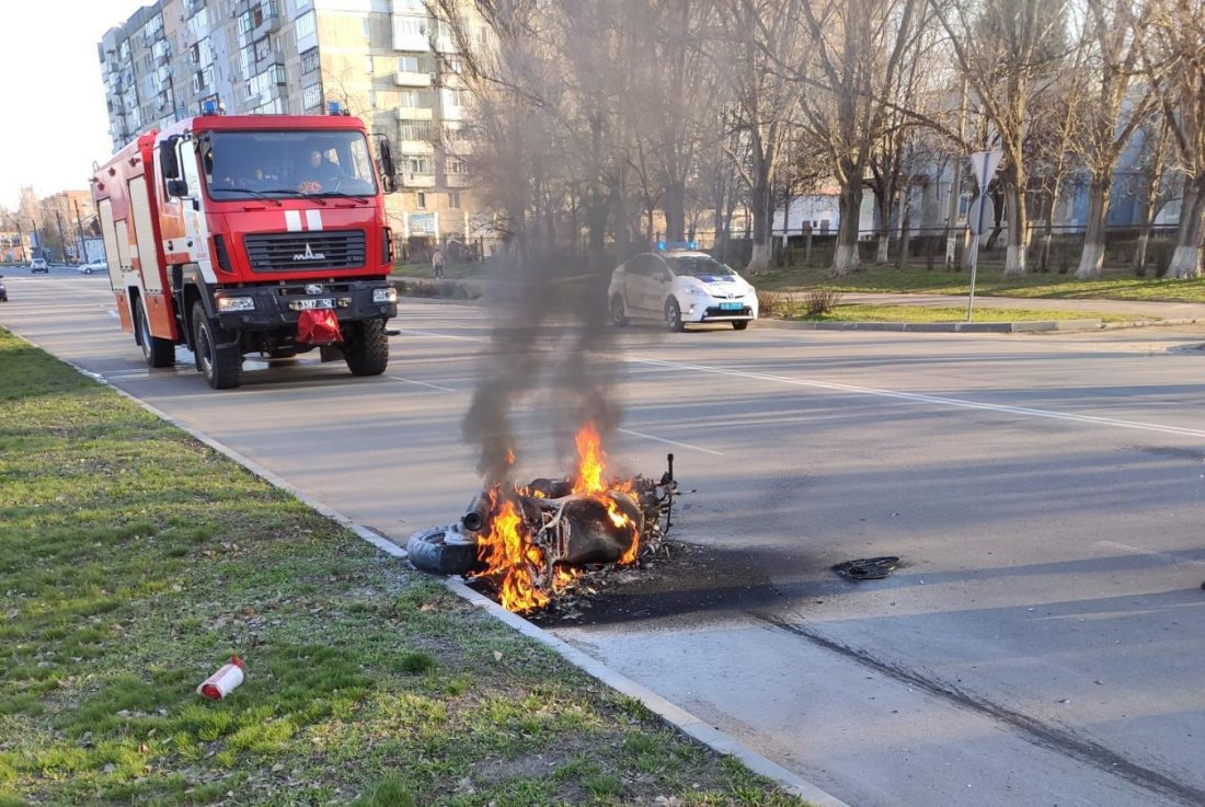 В Олександрії серед вулиці горів мотоцикл. ФОТО