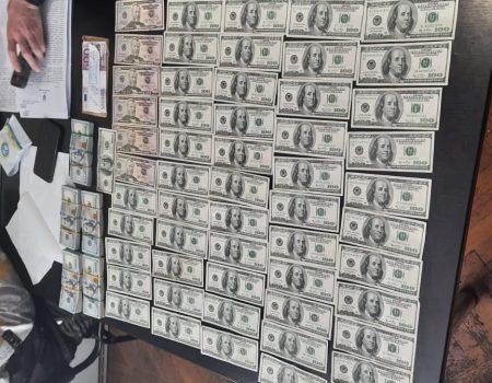Тисячі доларів та євро знайшли в кабінеті у підполковника поліції з Кіровоградщини. ФОТО