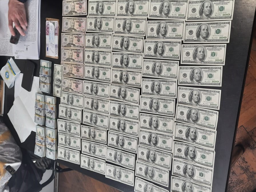 Тисячі доларів та євро знайшли в кабінеті у підполковника поліції з Кіровоградщини. ФОТО