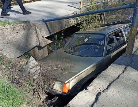 У Кропивницькому автівка злетіла з мосту. ФОТО