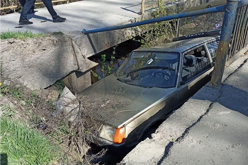 У Кропивницькому автівка злетіла з мосту. ФОТО